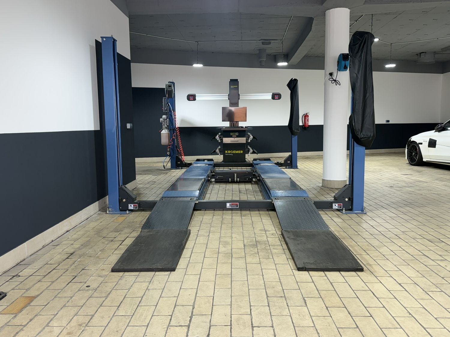 Halle der HAK KFZ Gutachterzentrale mit Hebebühne, Auffahrrampen und 3D-Achsvermessungsgerät
