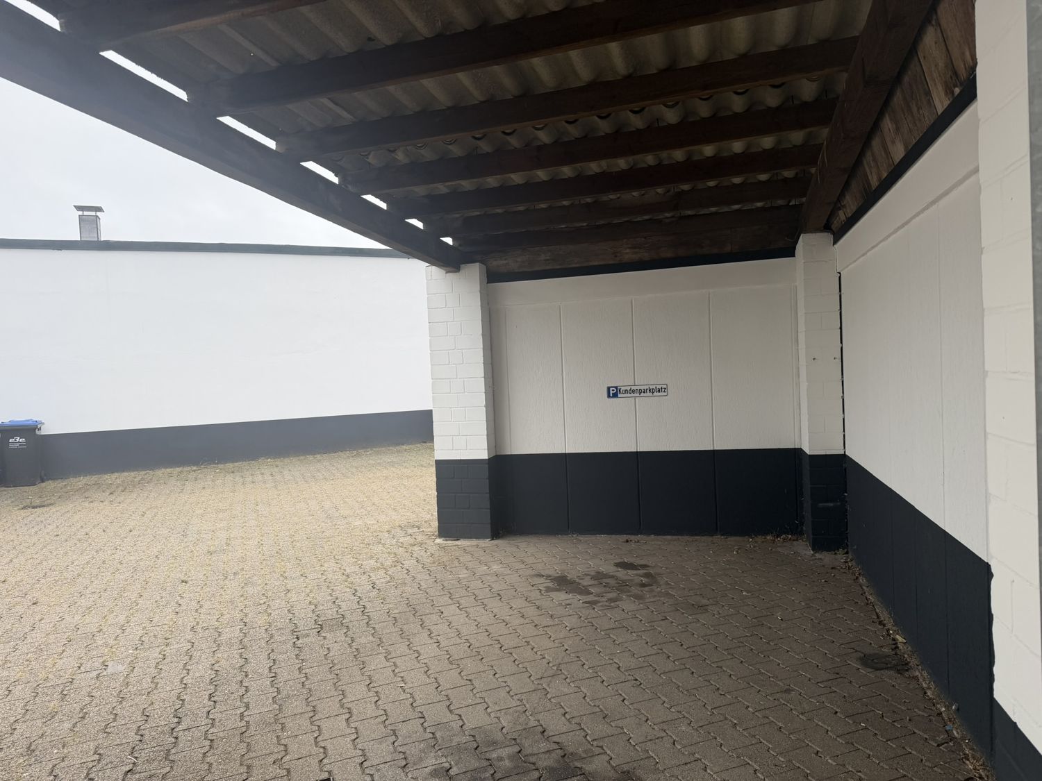 Überdachter Kundenparkplatz der HAK KFZ Gutachterzentrale